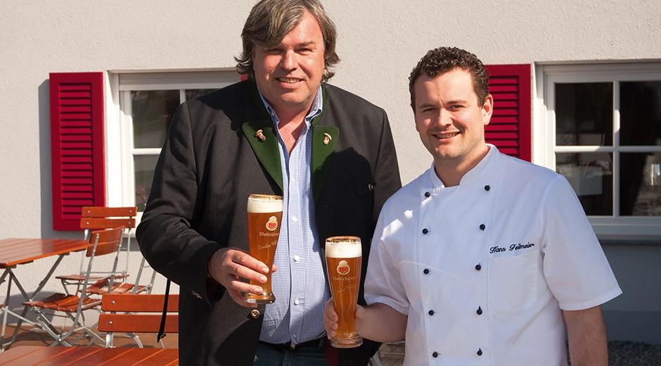 Wolferstetter-Bräu Georg Huber (links) und Hans Feilmeier stoßen auf das Jubiläum an.