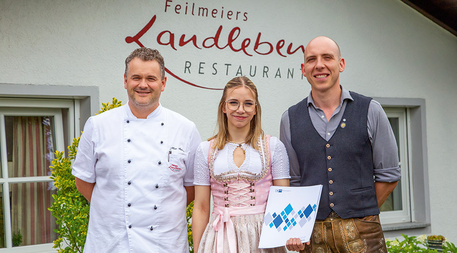 Unsere frisch gebackene Restaurantfachfrau Mandy zusammen mit Inhaber Hans Feilmeier (links) und Sommelier Tobias Meindl (rechts).