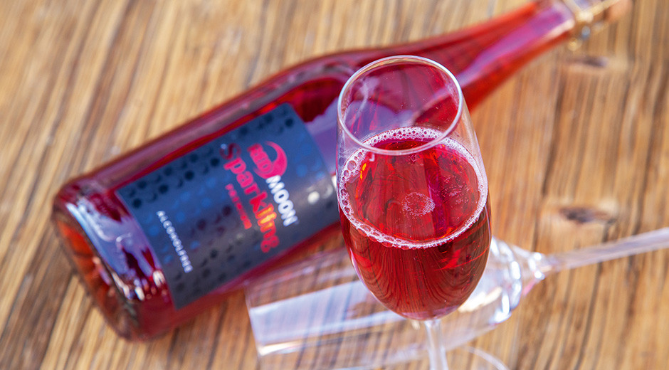 Die natürliche rote Farbe und der elegant ausgewogene Geschmack kennzeichnen unseren sommerlichen Aperitif-Tipp: Red Moon Sparkling