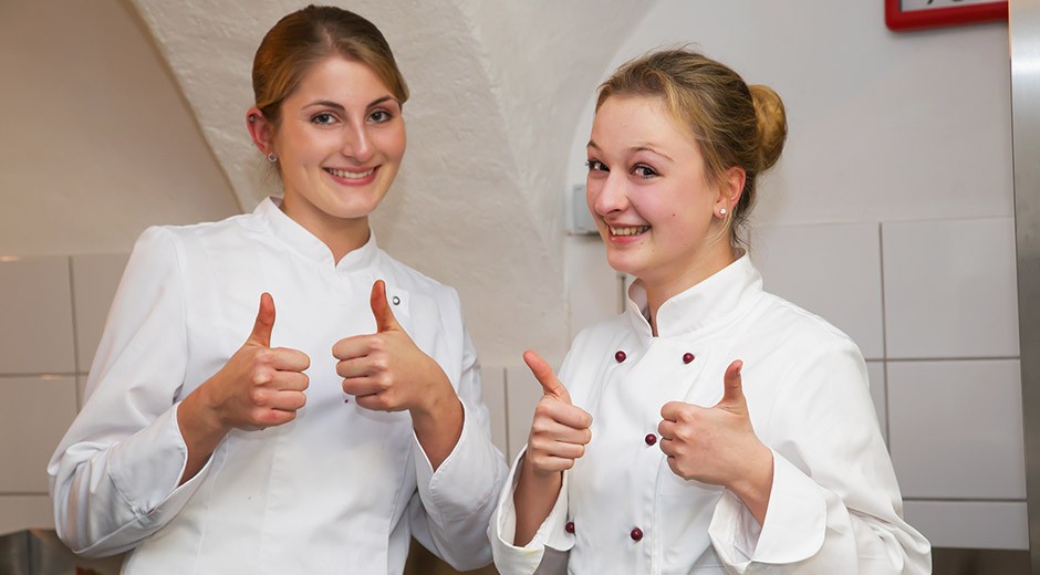 Anna Schwarz (links) und Annkathrin Dilly sind die aktuellen „Lehrdirndl“ im Landleben.