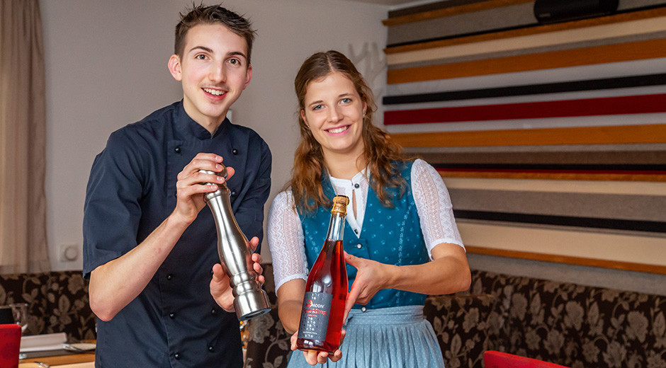 Natalie (r.) hat 2022 gerade mit ihrer Ausbildung begonnen. Philipp (l.) hat die Ausbildung bei uns bereits erfolgreich abgeschlossen. Er arbeitet jetzt in seinem 1. Jahr als Jungkoch im Landleben.