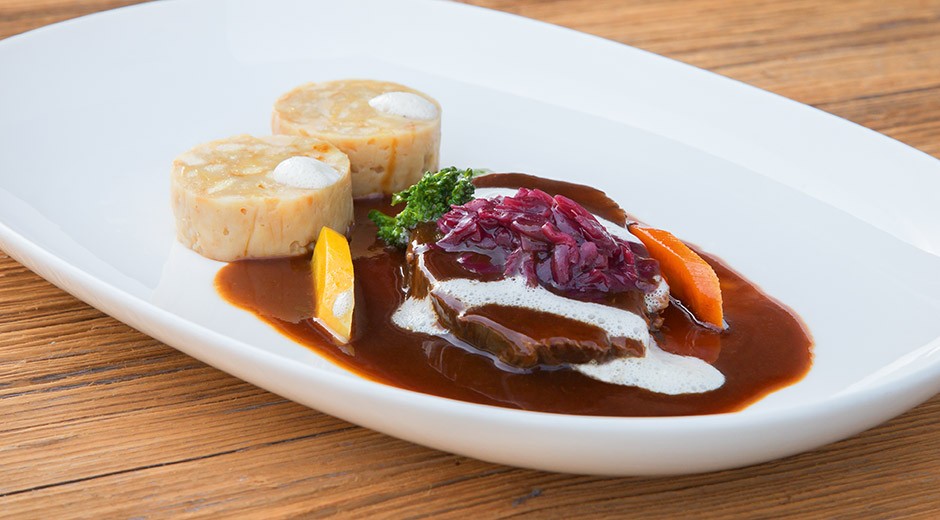 Unser Feinschmecker-Packerl: Gourmet-Sauerbraten vom Angus-Rind in feiner Balsamico-Jus mit Weißbrot-Serviettenknödel  und confiertem Apfel-Blaukraut
