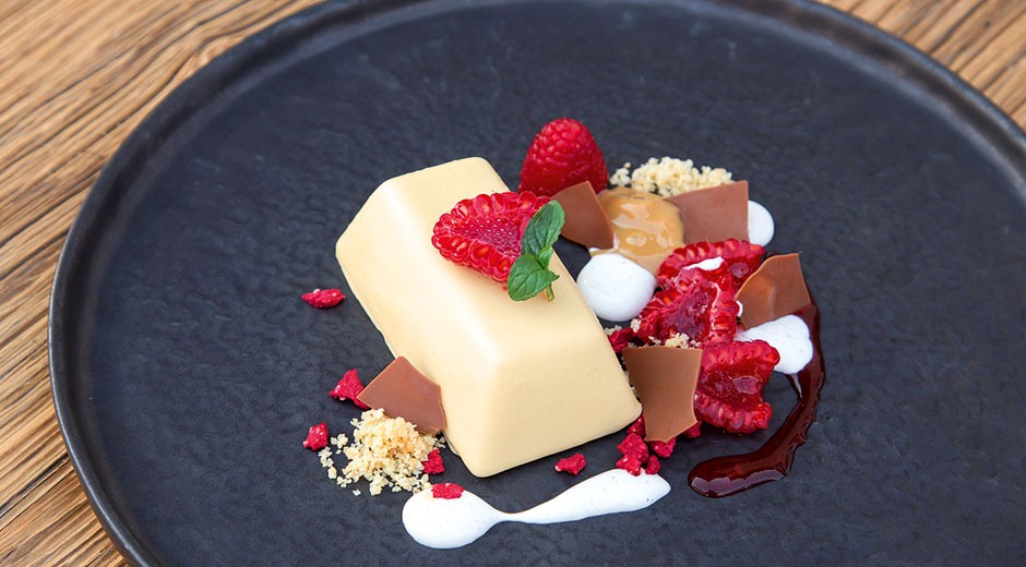 Eine Nachspeise wie ein wundervolles Gemälde: Geeiste Praline von der Gartenhimbeere mit einer zart schmelzenden Hülle aus weißer Schokolade. Nur eines von vielen saisonalen Desserts im Feilmeiers Landleben, das die süßen Sinne berührt.