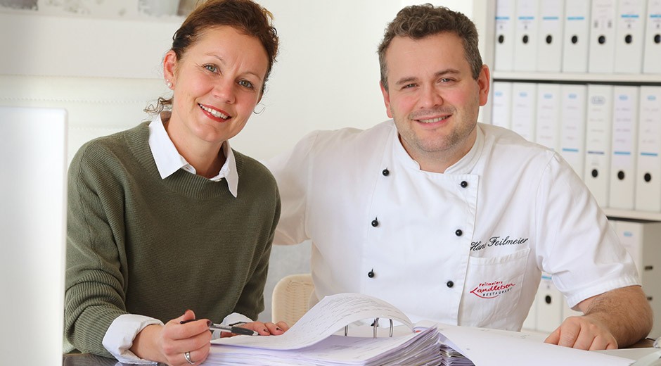 Hans Feilmeier mit seiner Schwester Silvia Müller bei  der monatlichen betriebswirtschaftlichen Auswertung.